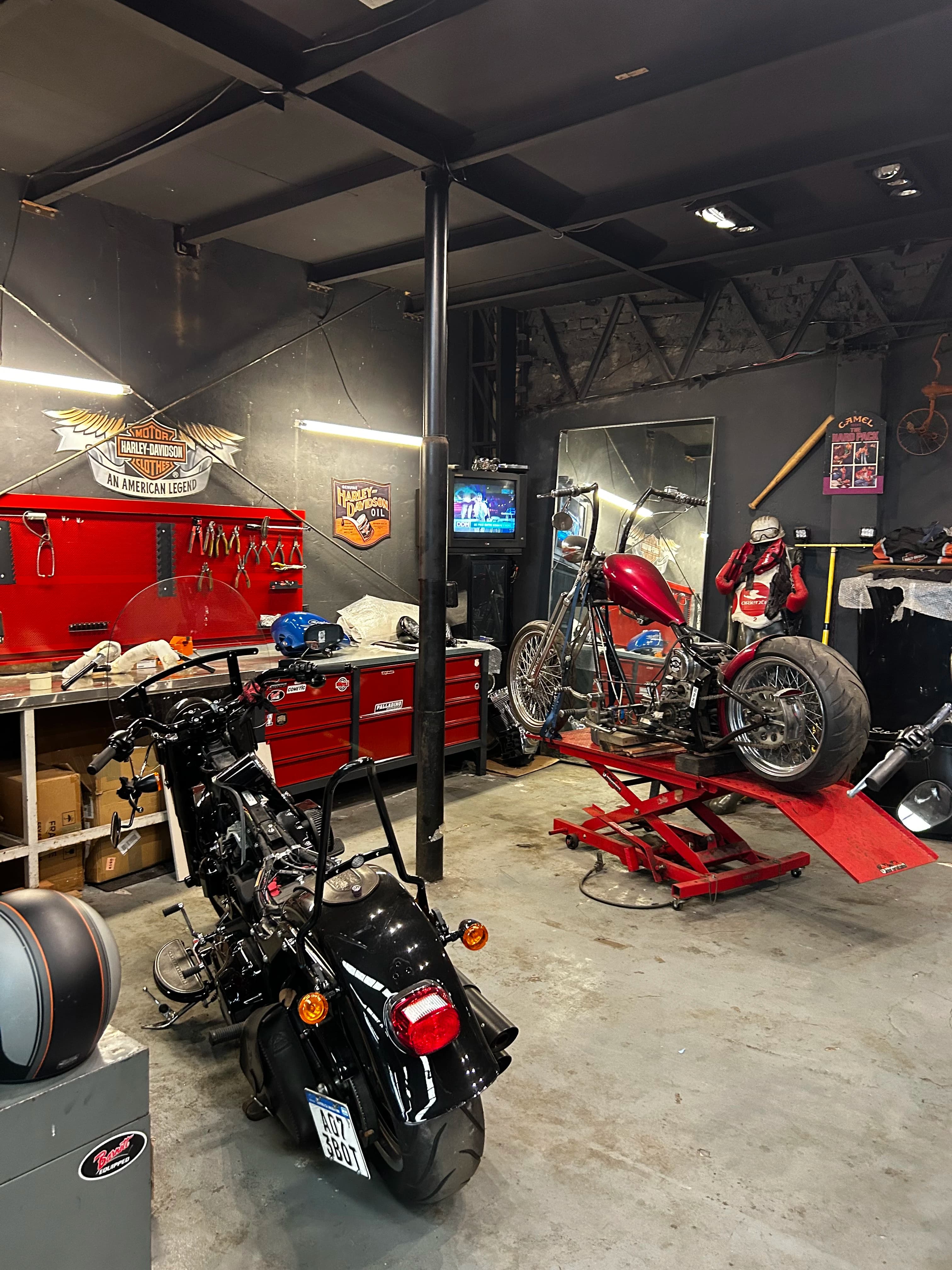 Taller de motos equipado con muebles Palladino